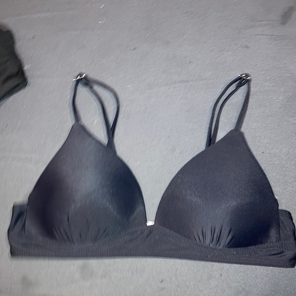 SHEIN black bikini top medium and SHEIN black cross in the front bottoms medium - Picture 1 of 6